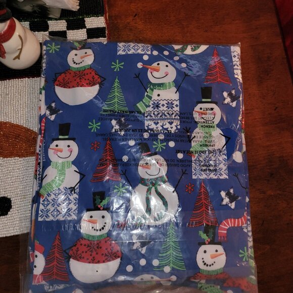 Juggling Snowman Print 4-Pocket Rounded V-Neck Scrub Top NWT - Picture 3 of 4